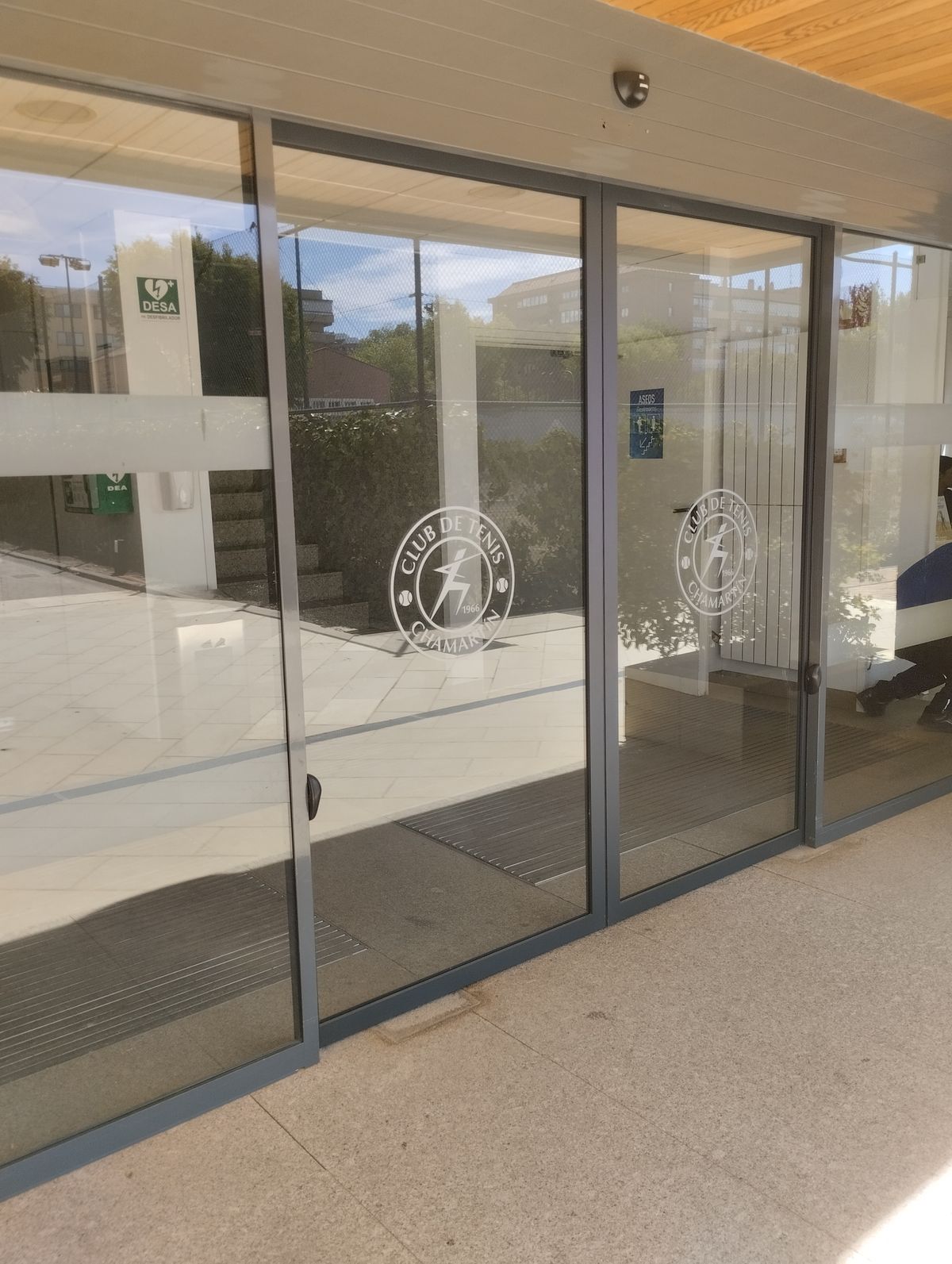 Puerta de cristal en club de tenis